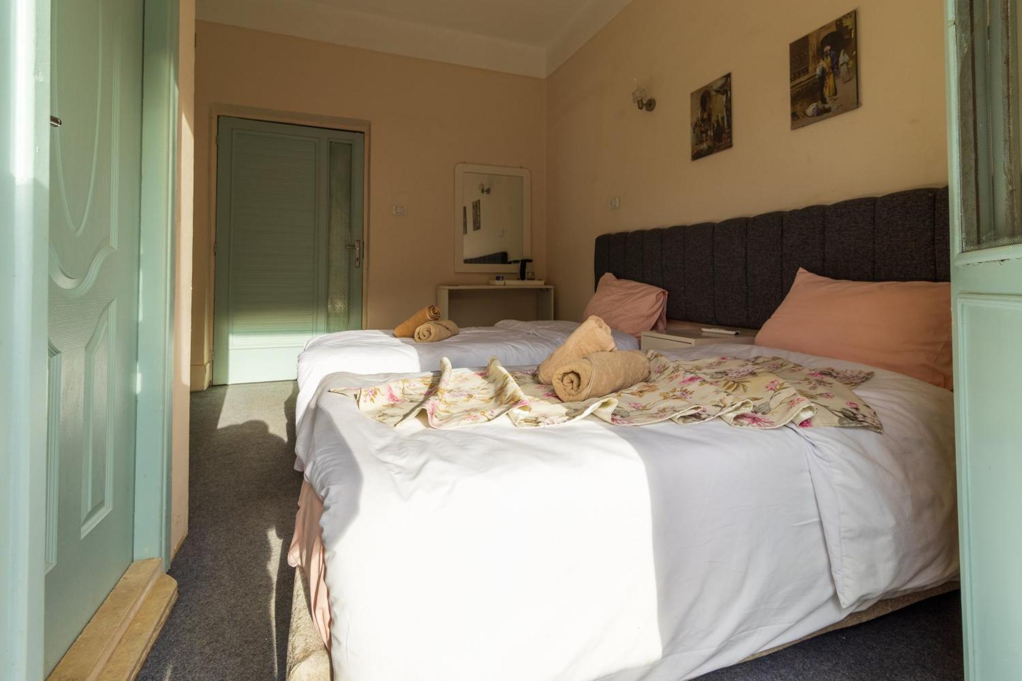 The Grand Pyramids View Hotel Kafret el-Gabal Oda fotoğraf