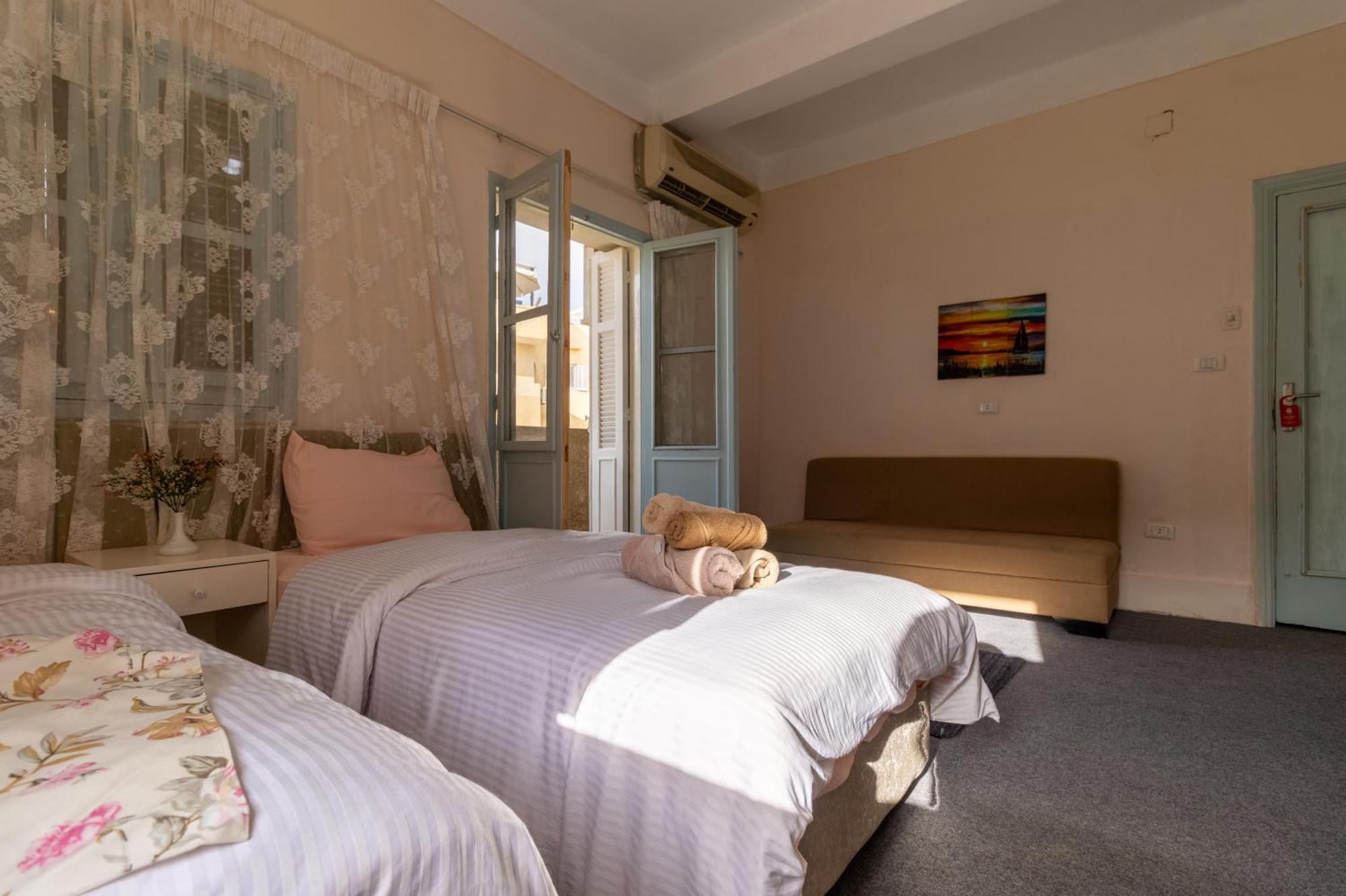 The Grand Pyramids View Hotel Kafret el-Gabal Oda fotoğraf