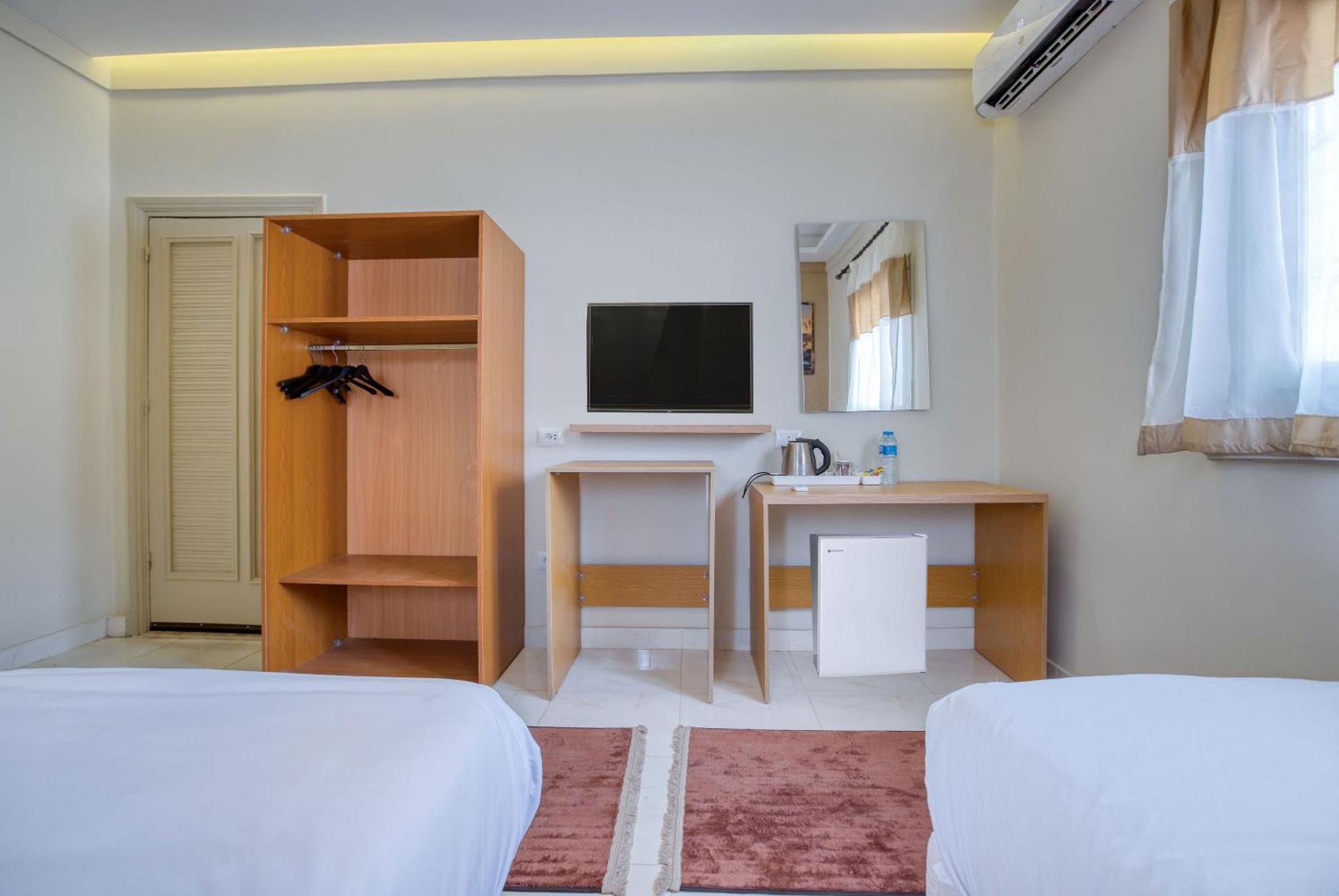 The Grand Pyramids View Hotel Kafret el-Gabal Oda fotoğraf