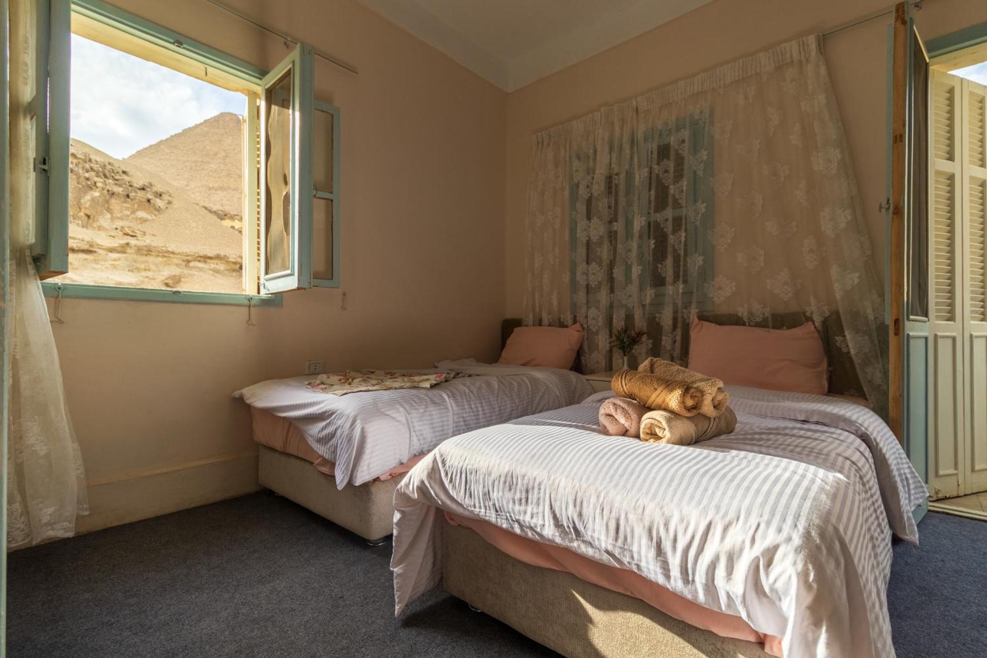 The Grand Pyramids View Hotel Kafret el-Gabal Oda fotoğraf